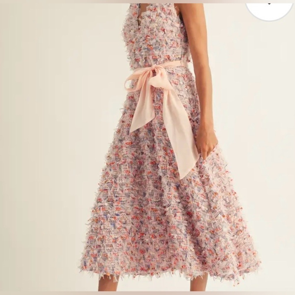 Elegant Pink Feather Mesh
Dress with Bow - Picture 2 of 13